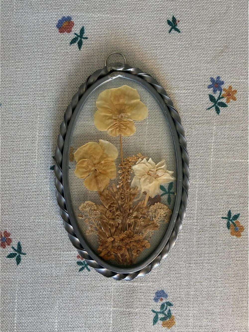 Vintage Mini Pressed Flower Frame – Oval Botanical Wall Decor (5x3”)